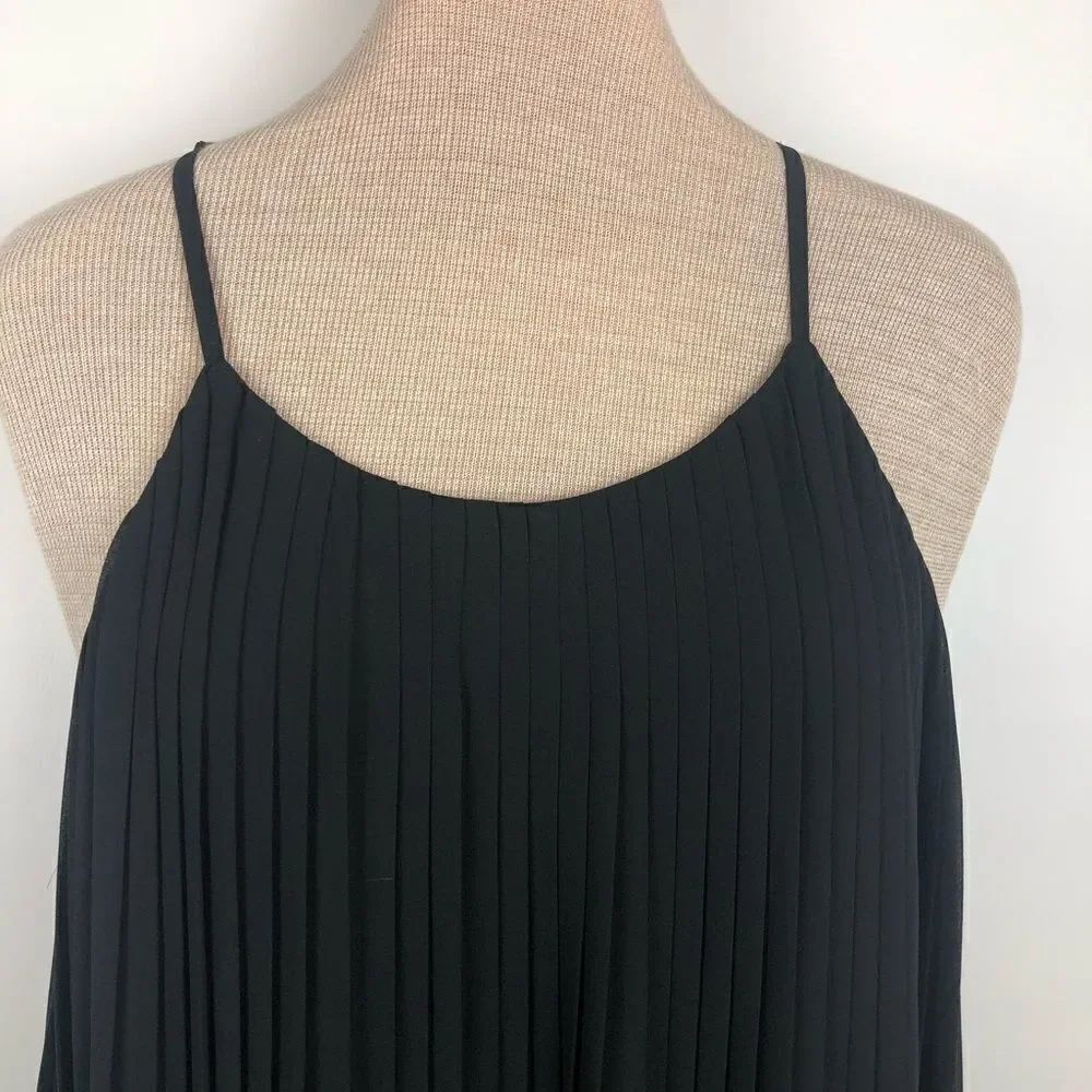 Glamorous pleated little black dress - Picture 12 of 13